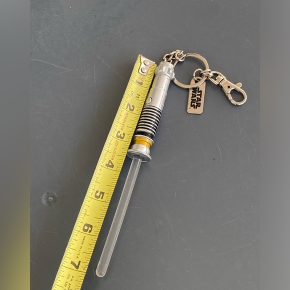 Disney Parks Star Wars Luke Skywalker Light-Up Lightsaber Green Keychain - Picture 3 of 5
